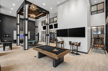 24-Hr clubroom and gaming lounge